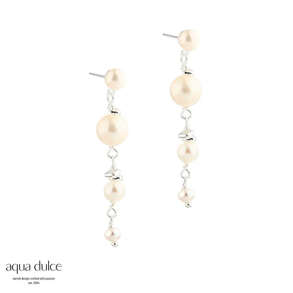 Aqua Dulce Ghita Short Pearl ørestikker i sølv med perler og elegant design

