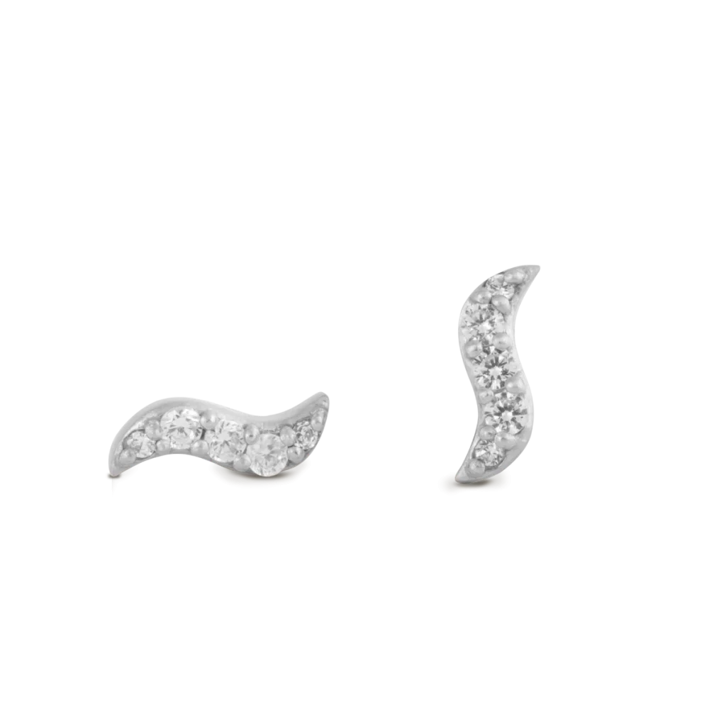 Bølgeformede øreringe i dansk design – byBiehl Wave Stud Sparkle

