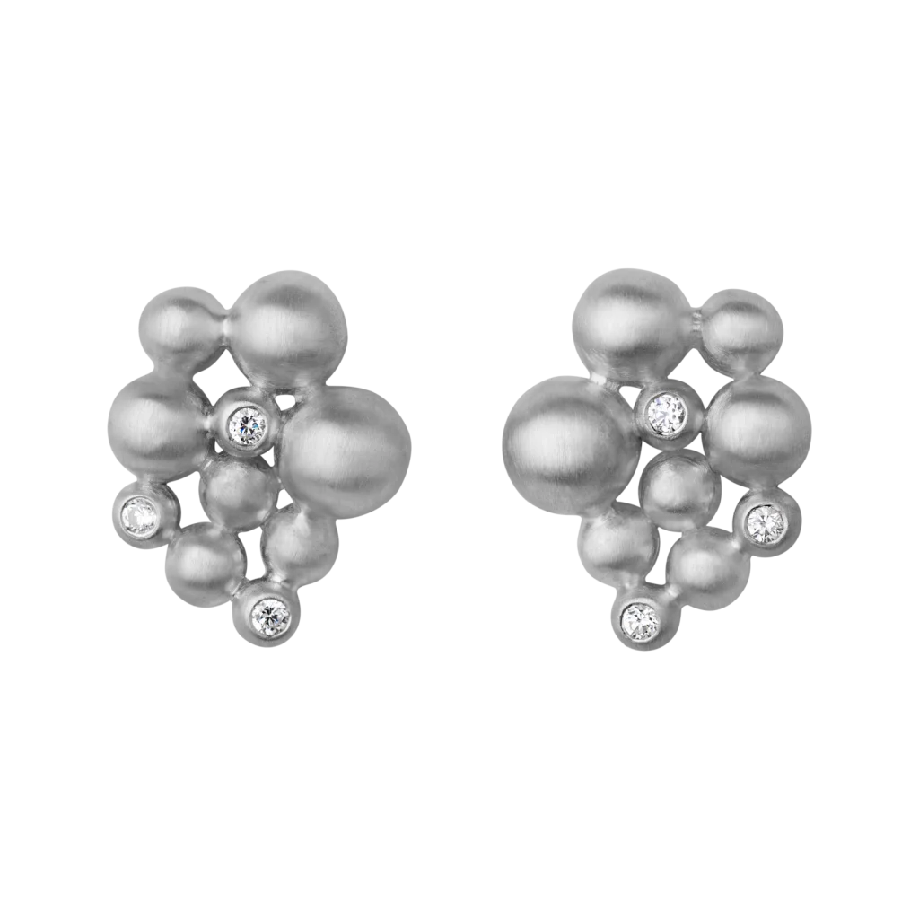 Tidløse byBiehl Pebbles ørestikker med organisk design